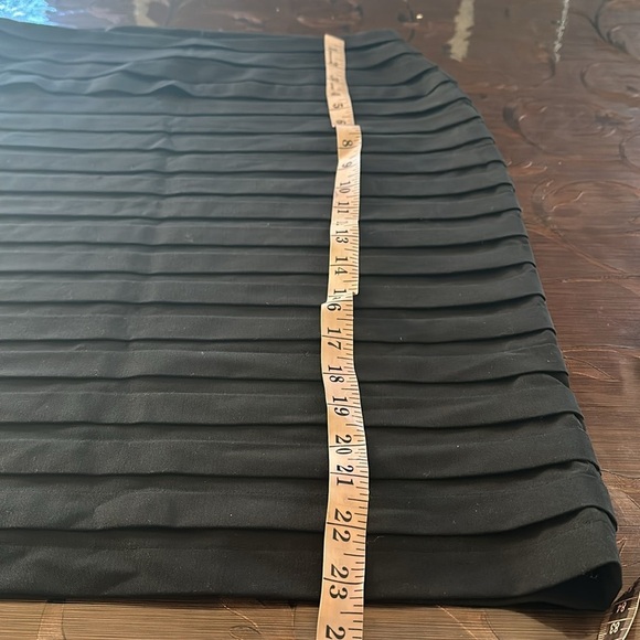 - Larry Levine stretch layered black skirt - Picture 7 of 8